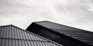 Gont blaszany z posypką – dlaczego staje się popularną alternatywą dla tradycyjnych dachówek?