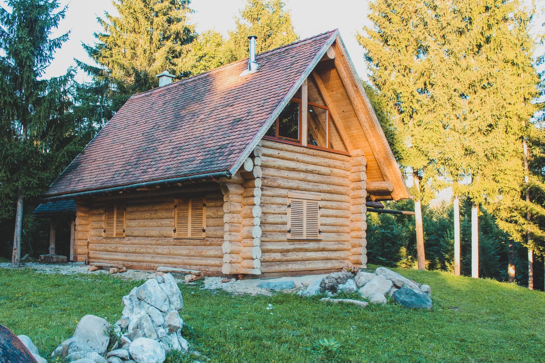 Drewniana chatka z bali wśród spokojnego leśnego krajobrazu
