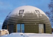 Współczynnik przenikania ciepła w domu drewnianym wyjaśniony prostym językiem Kopułowy dom na śniegu pod zimowym, błękitnym niebem