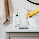 Jak zabezpieczyć drewniany blat łazienkowy przed plamami i wodą? Test powłok ochronnych