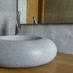 Kamienna umywalka łazienkowa z chromowaną bater