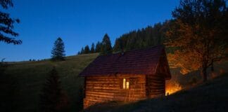 Projekt domu szkieletowego na skarpie – jak rozwiązać fundament i poziomy?